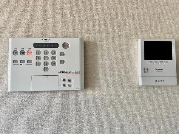 �y�Z�L�����e�B�z�@