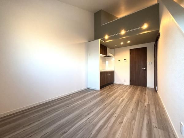 �y�����E���r���O�z�@